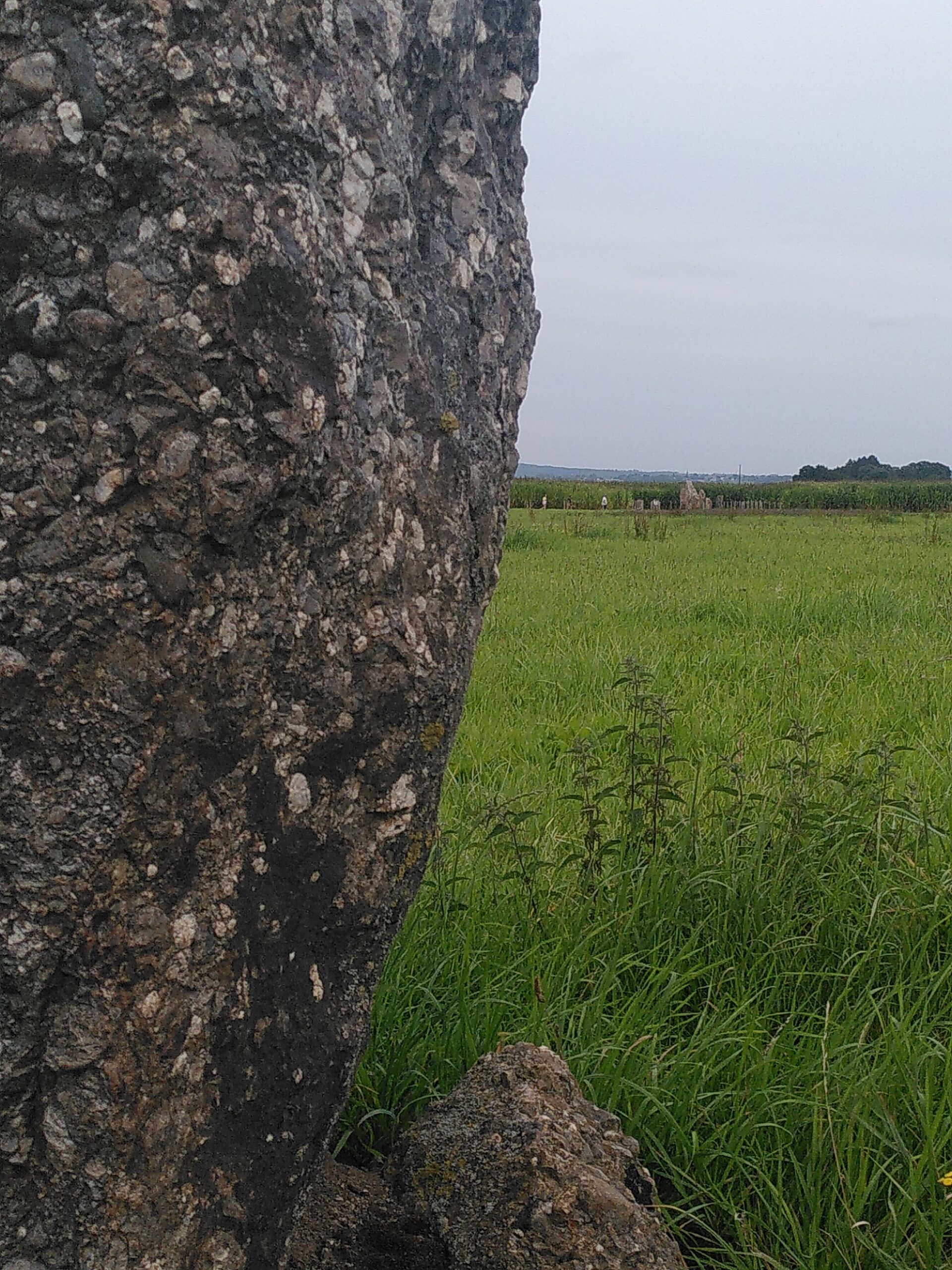 Detail van Menhir Dantine. Zie jij die wervelingen van licht eruit komen?