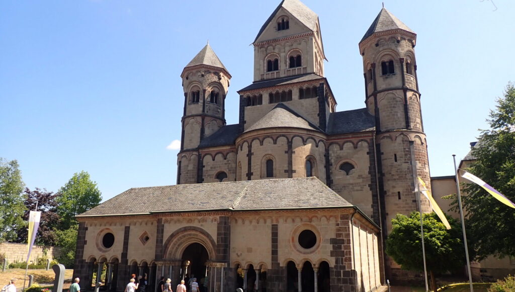 Lees meer over het artikel De ogen van Benedikt in de Basiliek van Maria-Laach